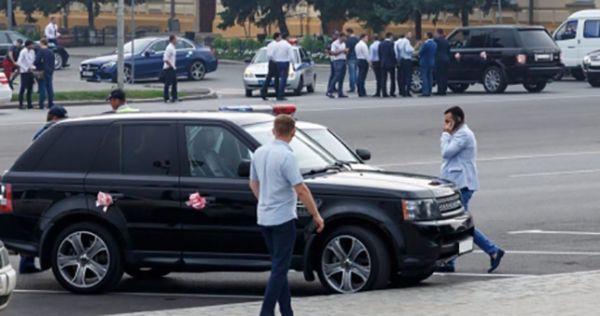 Azərbaycanlı toy kortejində “Range Rover”dən çıxıb atəş açıb Azərbaycanlı toy kortejində “Range Rover”dən çıxıb atəş açıb