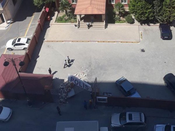 Bakıda yük maşını polis bölməsinin darvazasına çırpıldı Bakıda yük maşını polis bölməsinin darvazasına çırpıldı