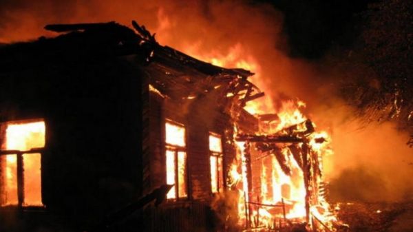 Bakının mərkəzində 6 otaqlı ev yandı Bakının mərkəzində 6 otaqlı ev yandı