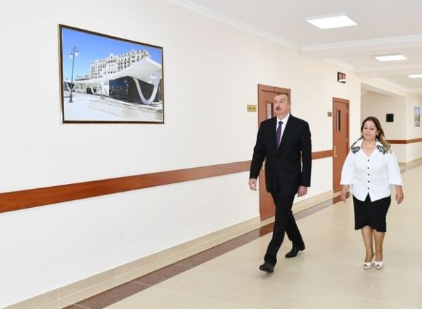 Prezident Bakıda 101 nömrəli məktəbdəki vəziyyətlə tanış oldu Prezident Bakıda 101 nömrəli məktəbdəki vəziyyətlə tanış oldu