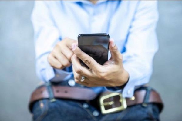 Tualetdə telefondan istifadə təhlükəlidir Tualetdə telefondan istifadə təhlükəlidir