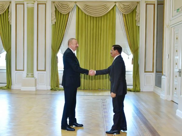 Prezident İlham Əliyev BƏƏ-nin İqtisadiyyat nazirini qəbul edib Prezident İlham Əliyev BƏƏ-nin İqtisadiyyat nazirini qəbul edib