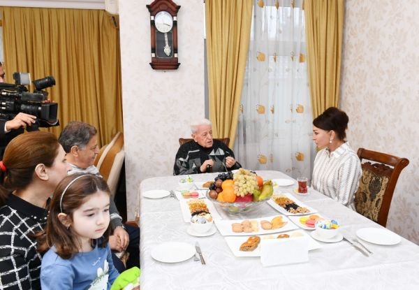Мехрибан Алиева побывала в гостях у народного артиста Алибабы Мамедова - FOTOLAR