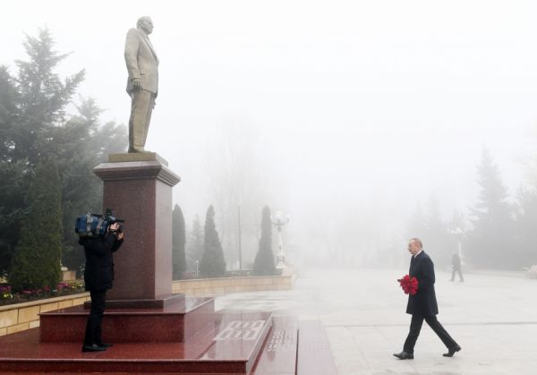 Посещение памятника великому лидеру Гейдару Алиеву