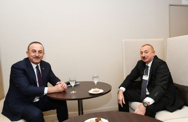 Ильхам Алиев встретился в Давосе с министром иностранных дел Турции