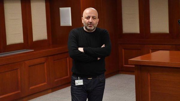 Tanınnış aparıcı Zaur Baxşəliyev Mübariz Mənsimova dəstək oldu Tanınnış aparıcı Zaur Baxşəliyev Mübariz Mənsimova dəstək oldu