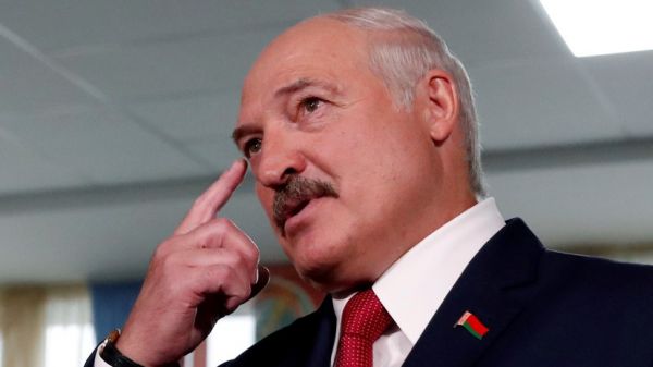 Лукашенко назвал коронавирус уроком для наркоманов и «курцов»