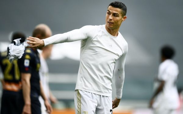 Ronaldu bu dəfə formasını yerə atdı Ronaldu bu dəfə formasını yerə atdı