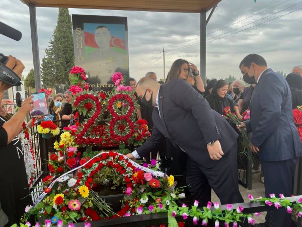 İcra başçısı Azər Qocayev şəhidin məzarını ziyarət edib - FOTOLAR İcra başçısı Azər Qocayev şəhidin məzarını ziyarət edib - FOTOLAR