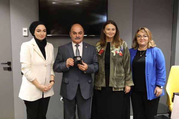 Qənirə Paşayeva təşkilat rəhbəri ilə görüşüb Qənirə Paşayeva təşkilat rəhbəri ilə görüşüb