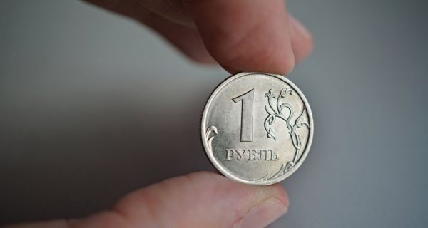 Манат продолжает дорожать по отношению к евро и рублю