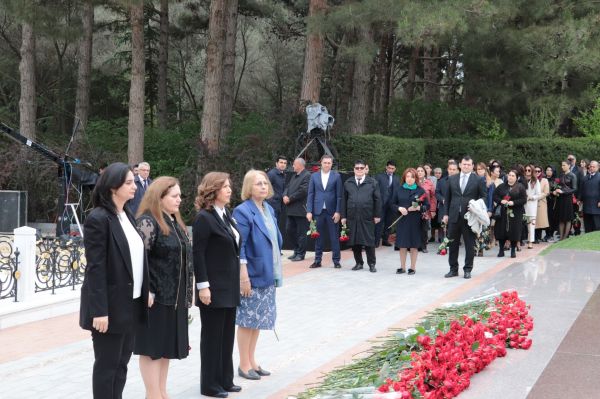 Dövlət Komitəsinin kollektivi ulu öndərin məzarını ziyarət edib