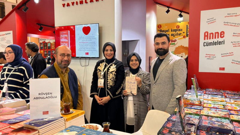 Rövşən Abdullaoğlu Türkiyədəki kitab sərgisində oxucularla görüşüb