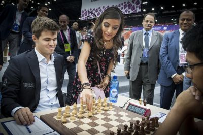 Лейла Алиева посетила Шахматную Олимпиаду и сделала первый ход в партии чемпиона мира - FOTOLAR