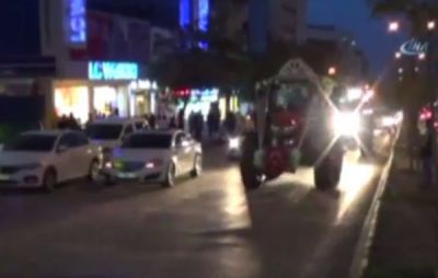 Молодожёны едут на свадьбу на тракторе - VİDEO
