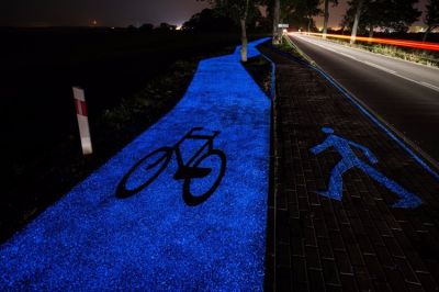 Светящаяся в ночи велосипедная дорожка в Польше