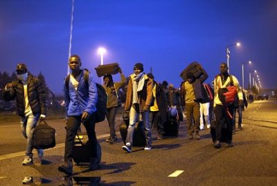 Нелегальные мигранты покидают французские "Джунгли"