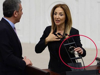 Türkiyə parlamentində etiraz - Deputat özünü mikrofona qandalladı - FOTOLAR