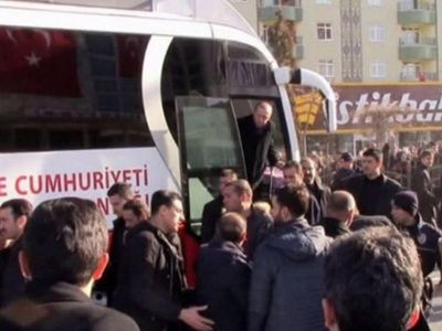 İçində Ərdoğanın olduğu avtobus prezidentin mühafizəçisini vurub - VİDEO