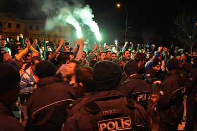 Azarkeşləri "Bursaspor"un avtobusuna hücum edib futbolçularla dalaşdı - VİDEO