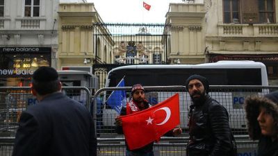 Niderland konsulluğu üzərində Türkiyə bayrağı qaldırıldı - İstanbulda