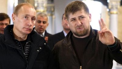 Millət vəkilini maşınında partdatdılar - Arxasında "Putinin kuklası" durur