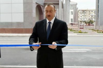 Prezident Gəncədə ticarət kompleksinin açılışında