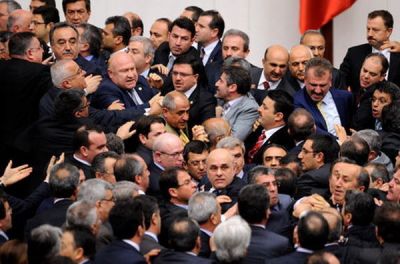 Türkiyədə deputatlar arasında kütləvi dava – VİDEO - VİDEO