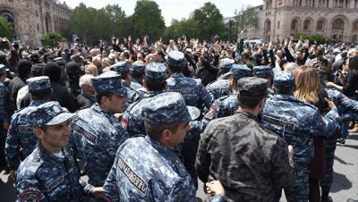 Ermənistanda aksiya iştirakçılarının sayı 10 minə çatıb