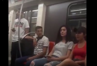 Bakı metrosunda biabırçılıq - Qızla oğlan arasında söyüşlü dava:"Ged, böyüyün gəlsin" - VİDEO