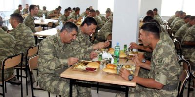 Müdafiə naziri hərbi hissənin açılışında: əsgərlərlə yemək yedi - FOTOLAR