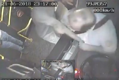 Polis sürücü ilə əlbəyaxa oldu - Bakıda avtobusda dəhşət - VİDEO