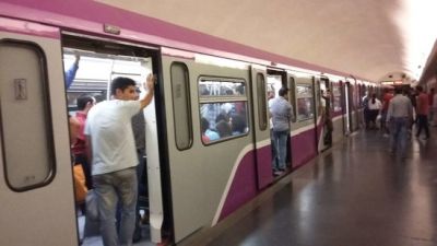 Bakı metrosunda yarıçılpaq qadın hər kəsi ŞOK etdi - FOTOLAR