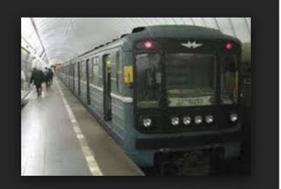Metroda ŞOK! Qız sərnişin qatarda soyundu - Çılpaq görüntüsünü kameraya çəkdilər - FOTOLAR