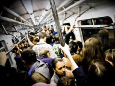 İstidən şikayətlənən qadın metroda soyundu - FOTO