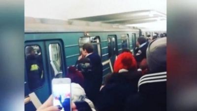 Bakı metrosunda oğlan qızı vurub qatardan platformaya saldı
