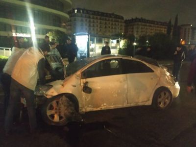 Bakıda taksi sürücüsü qəza törətdi: dörd sərnişin yaralandı - VİDEO
