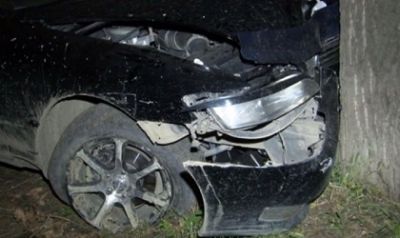 “Ford” ağaca çırpıldı, sürücü sıxılmış vəziyyətdə qaldı
