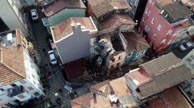 İstanbulda bina çökdü - VİDEO - FOTOLAR