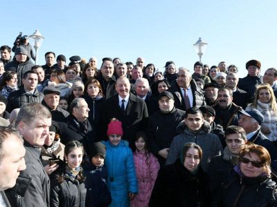 Prezident İlham Əliyev Sumqayıtın dənizkənarı bulvarında şəhərin sakinləri ilə görüşüb - FOTOLAR