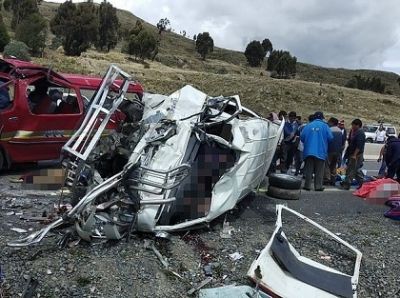 Boliviyada avtobus yük maşını ilə toqquşub, 24 nəfər ölüb