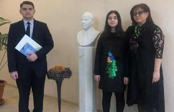 Mehriban Əliyevanın verdiyi ev şəhid ailəsinə təqdim olundu Mehriban Əliyevanın verdiyi ev şəhid ailəsinə təqdim olundu