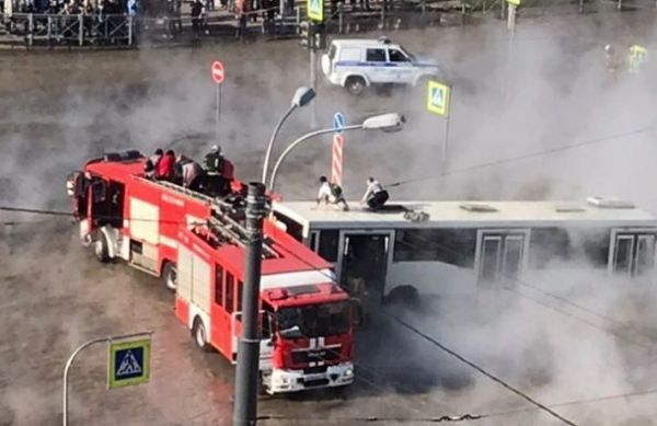 Peterburqda sərnişin avtobusu qaynar su gölməçəsinə düşdü