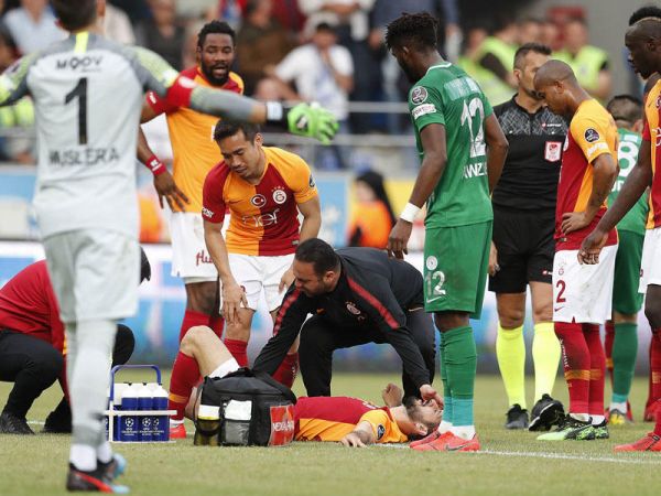 Nazir ayağı sınan futbolçunu ziyarət etdi - FOTO Nazir ayağı sınan futbolçunu ziyarət etdi - FOTO