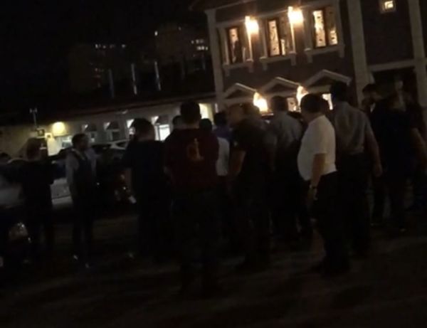 "Çanaqqala" restoranında müştərilər arasında kütləvi dava - VİDEO "Çanaqqala" restoranında müştərilər arasında kütləvi dava - VİDEO