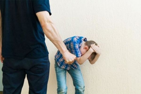 Gəncədə ata oğlunu taxta ilə vəhşicəsinə döydü Gəncədə ata oğlunu taxta ilə vəhşicəsinə döydü