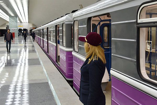 Qadın Bakı metrosunda mikrafonu götürüb "Yaxşı Gədəbəy kartofu var" qışqırdı - VİDEO Qadın Bakı metrosunda mikrafonu götürüb "Yaxşı Gədəbəy kartofu var" qışqırdı - VİDEO