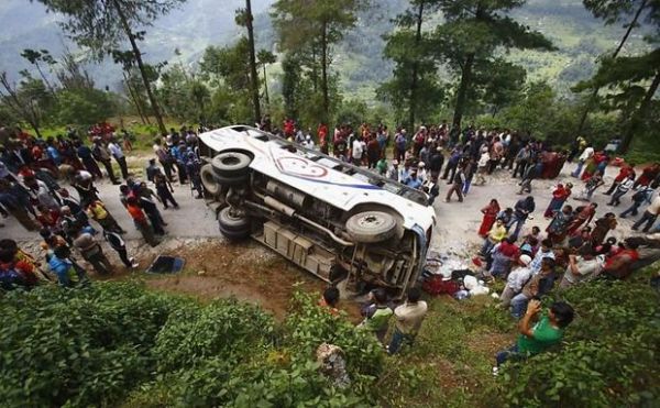 İndoneziyada avtobus qarşı yola çıxdı - 12 ölü
