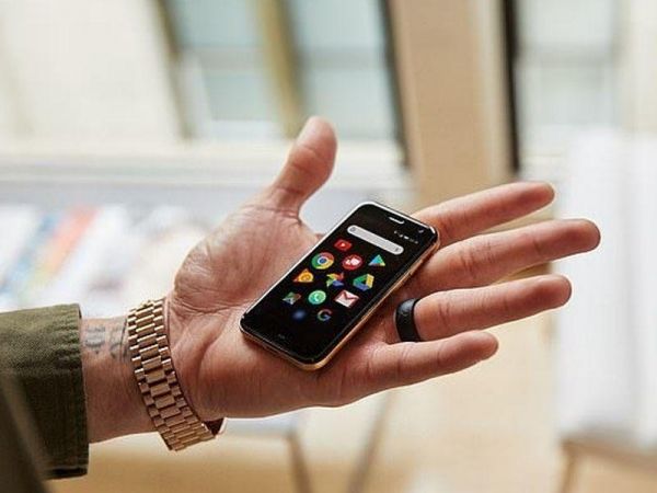 Dünyanın ən kiçik ağıllı telefonu satışdadır