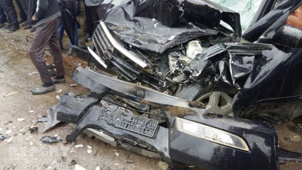Bakıda dəhşətli qəza - "Renault-Logan" yük maşınının altına girdi - VİDEO